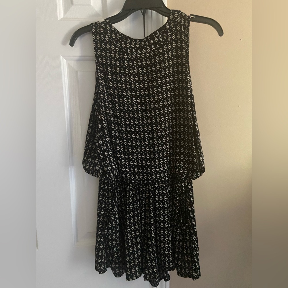 Lulu’s Black and White Sleeveless Patterned Romper With Cut Out Back Size Small